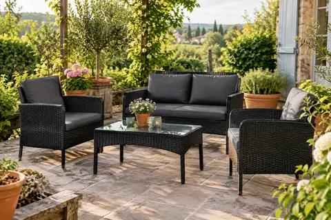 Salon de jardin en polyrotin noir avec canapé deux places, deux fauteuils et table à plateau en verre