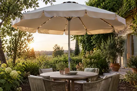 Parasol Kingsleeve en aluminium ouvert sur une terrasse de jardin, avec toile à cantonnières et LED intégrées