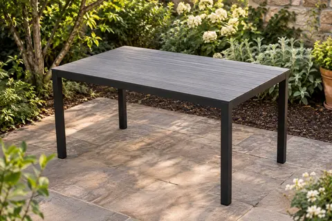 Table de jardin rectangulaire grise en WPC avec piètement noir en aluminium, installée sur une terrasse